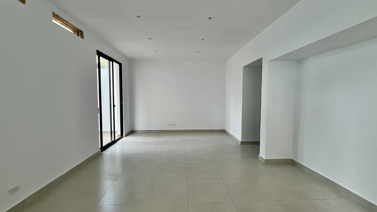 ¡Local Comercial en Alquiler con Terraza en La Julia!