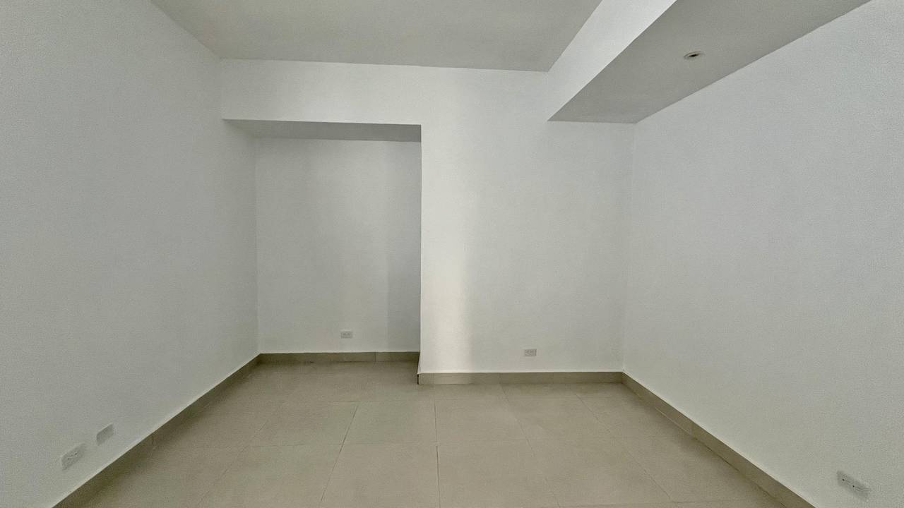 ¡Local Comercial en Alquiler con Terraza en La Julia!