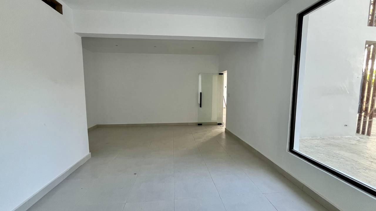 ¡Local Comercial en Alquiler con Terraza en La Julia!