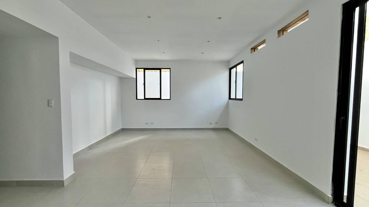 ¡Local Comercial en Alquiler con Terraza en La Julia!