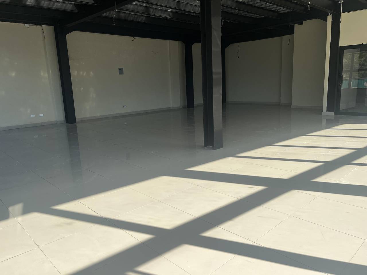 Alquiler Amplio Local Comercial