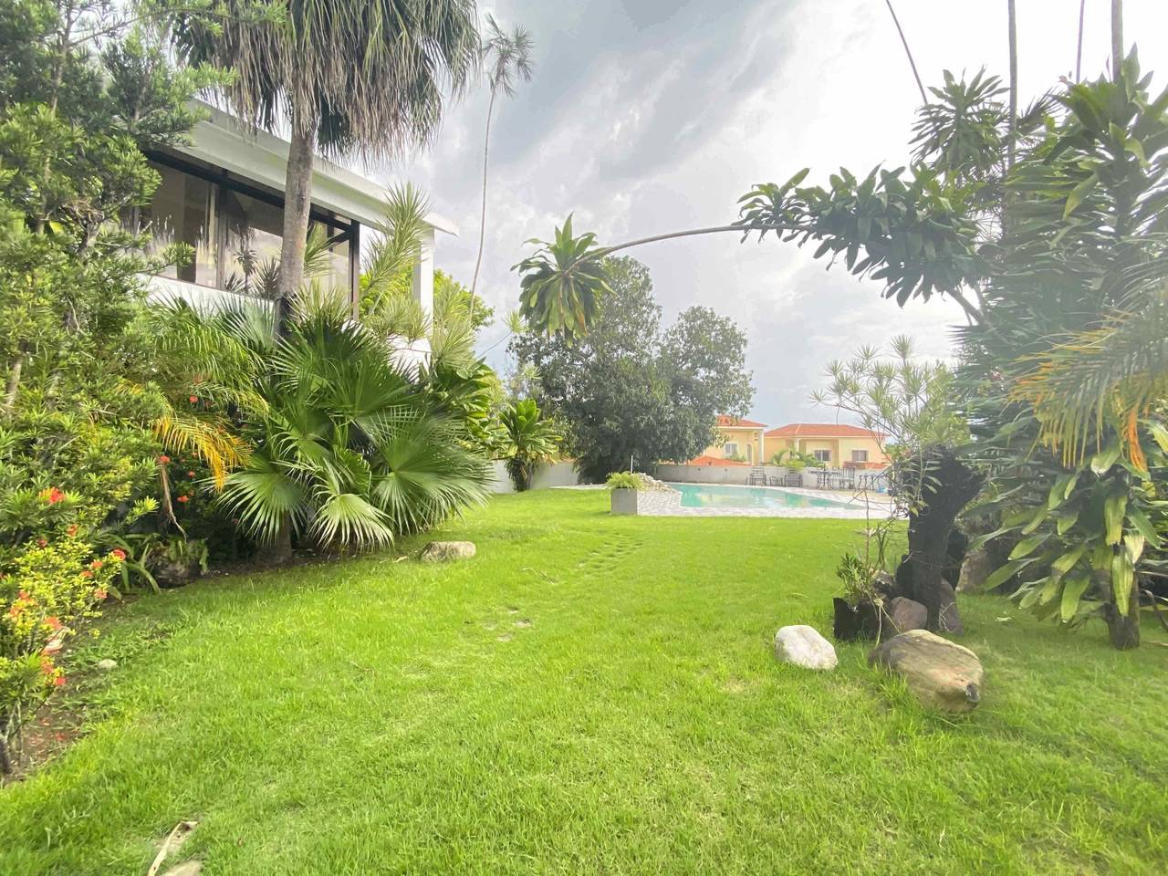 Casa en Venta en Arroyo Hondo con Piscina y Enorme Jardín