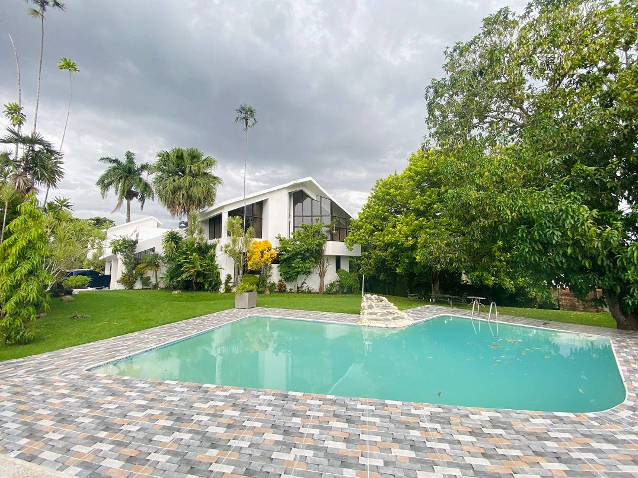 Casa en Venta en Arroyo Hondo con Piscina y Enorme Jardín