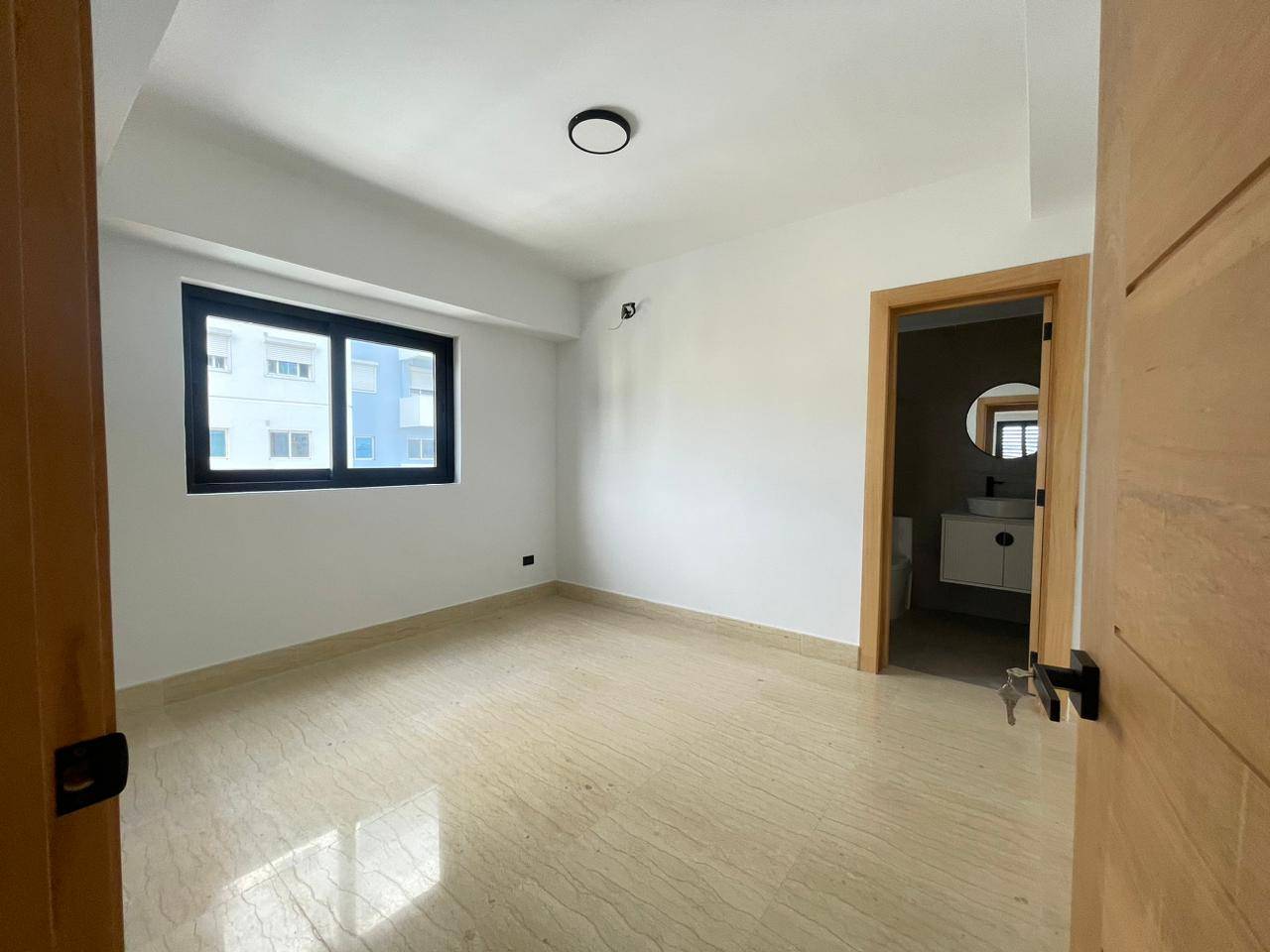 Naco, lujoso apartamento en venta en torre moderna.
