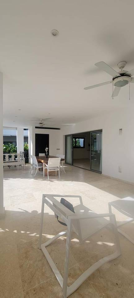 Beachfront 4BR apt for sale with jacuzzi at Playa Poppy