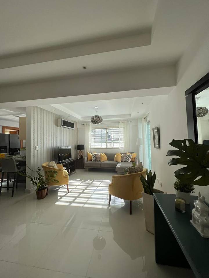 Alquiler Apartamento Amueblado en 2do Piso con Gimnasio en Mirador Norte