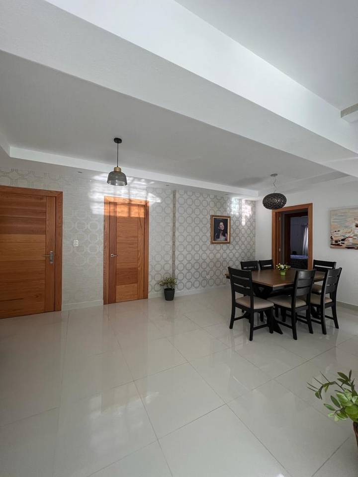 Alquiler Apartamento Amueblado en 2do Piso con Gimnasio en Mirador Norte