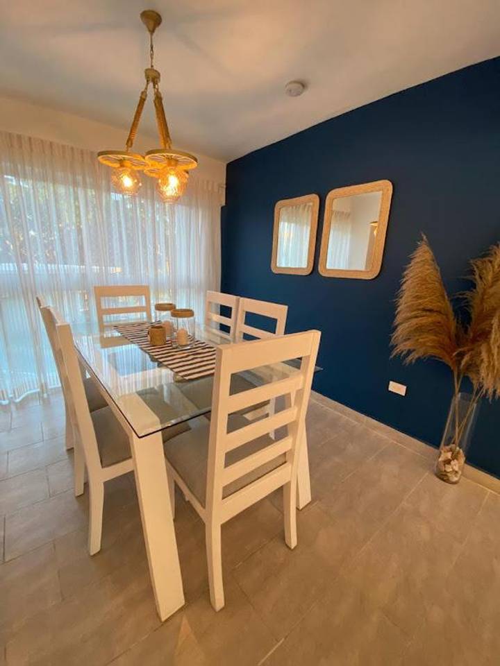 Apartamento en venta finamente amueblado con linea blanca incluida a pasos de la zona colonial frente al puerto de San Soucci.