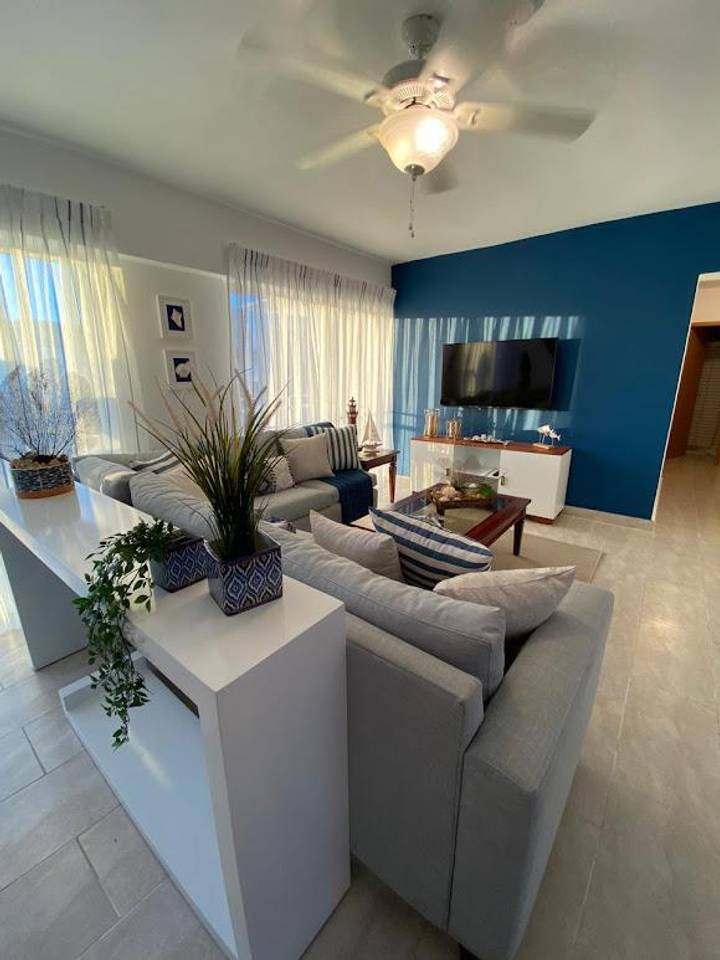 Apartamento en venta finamente amueblado con linea blanca incluida a pasos de la zona colonial frente al puerto de San Soucci.