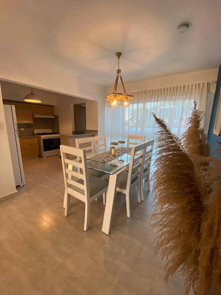 Apartamento en venta finamente amueblado con linea blanca incluida a pasos de la zona colonial frente al puerto de San Soucci.