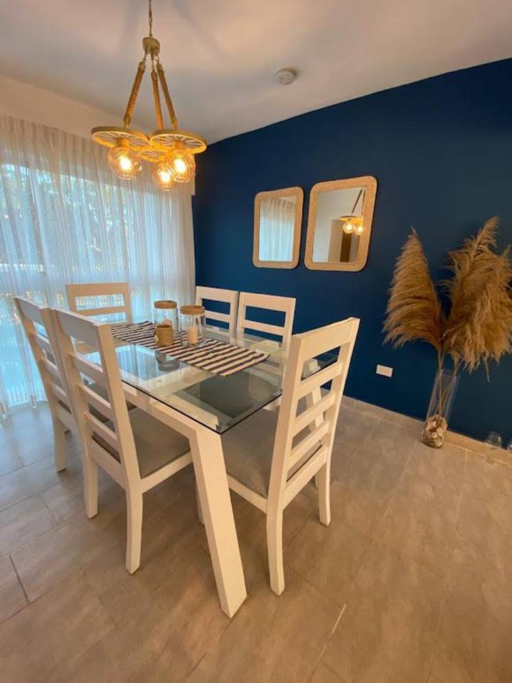 Apartamento en venta finamente amueblado con linea blanca incluida a pasos de la zona colonial frente al puerto de San Soucci.