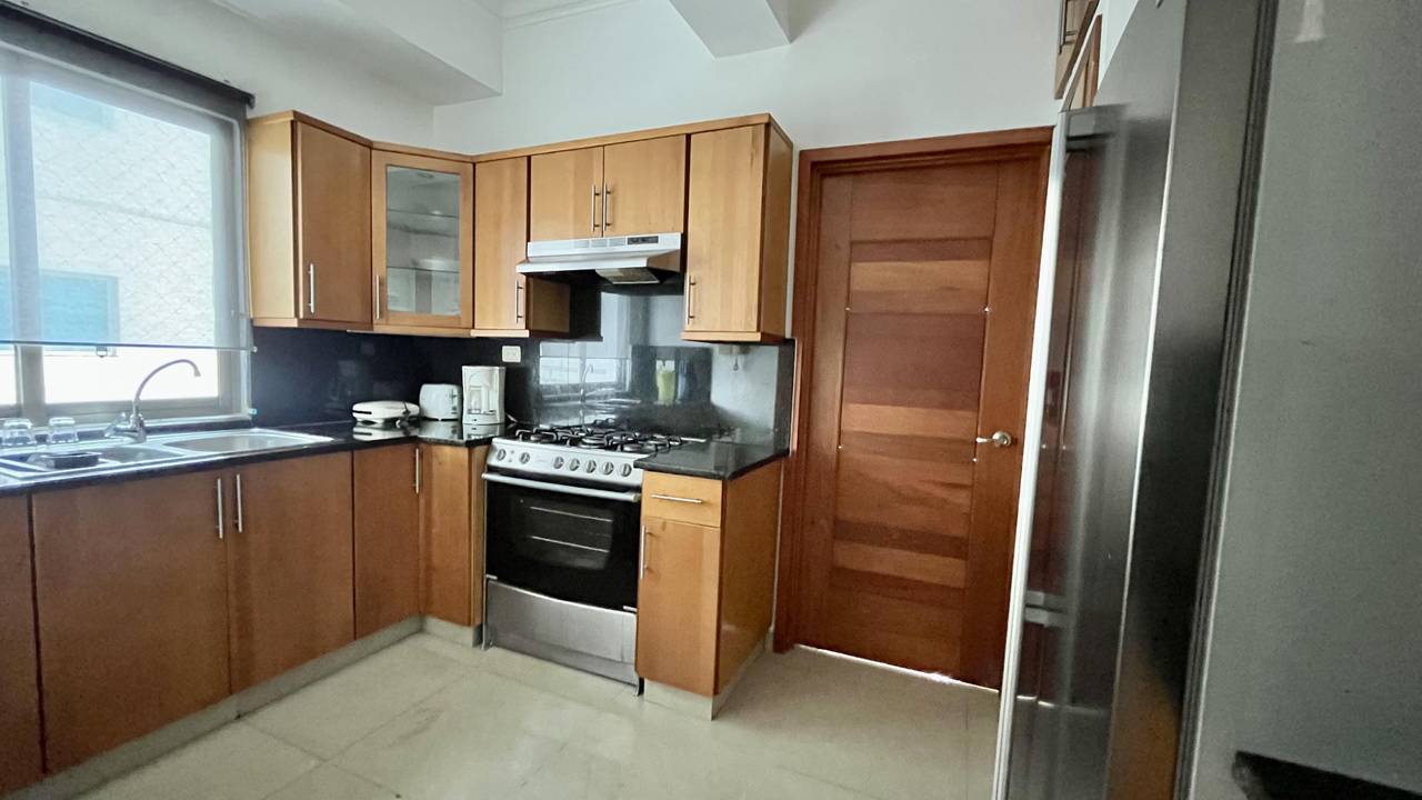 Alquiler de Apartamento Amueblado en Torre Familiar – Ubicación Céntrica y Amenidades Completas