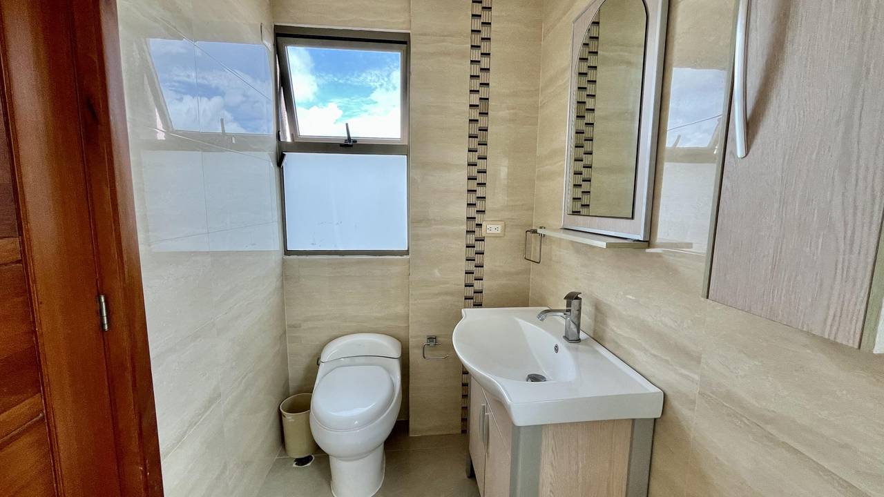 Alquiler de Apartamento Amueblado en Torre Familiar – Ubicación Céntrica y Amenidades Completas