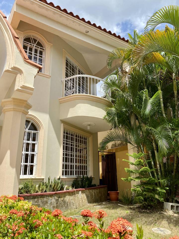 Venta de Casa con 4 habitaciones con Gazebo, Piscina y Jacuzzi en Santo Domingo Este