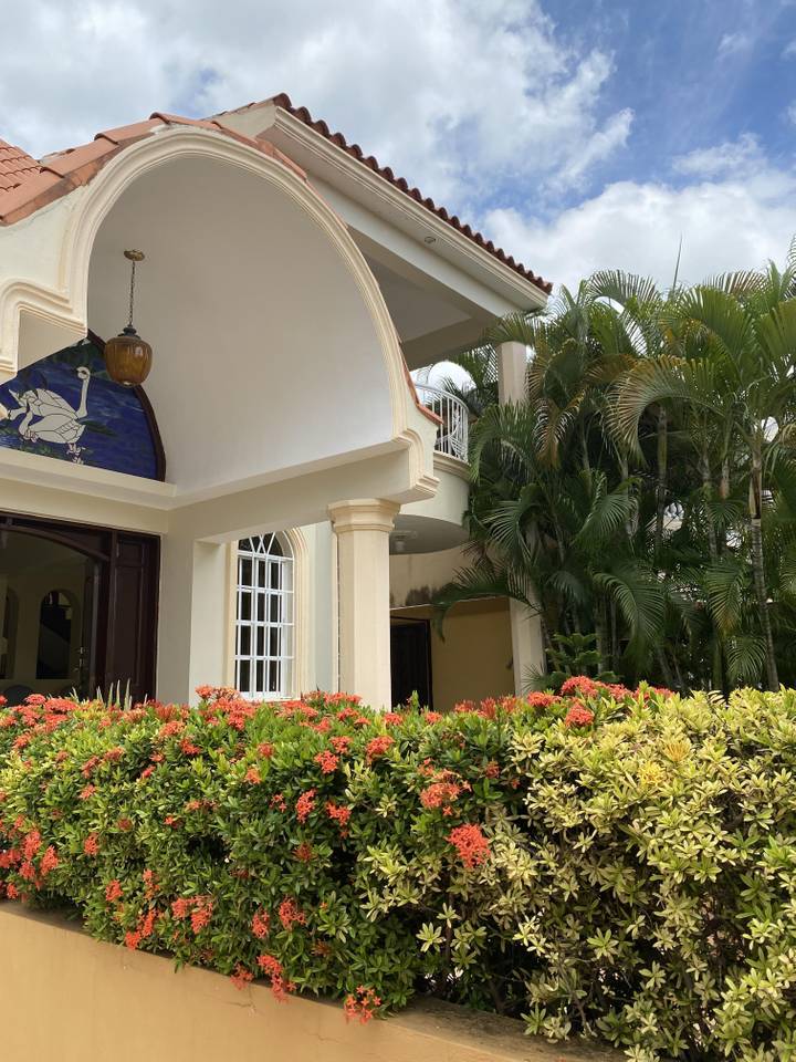 Venta de Casa con 4 habitaciones con Gazebo, Piscina y Jacuzzi en Santo Domingo Este