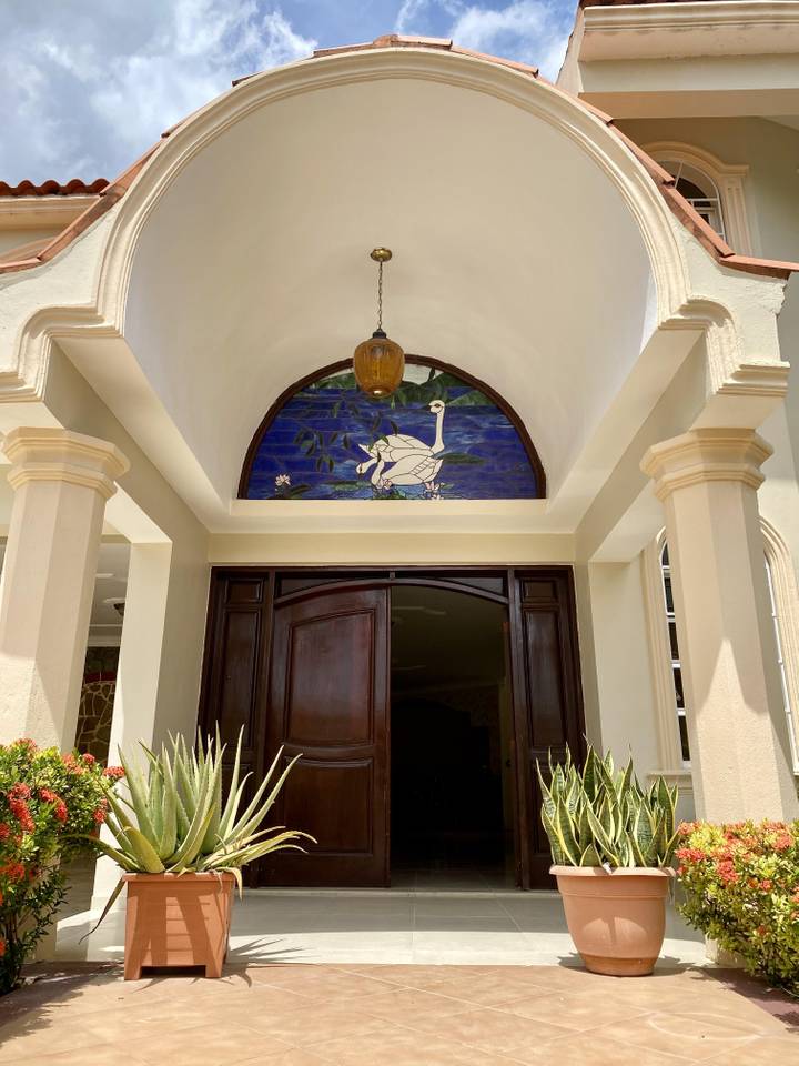 Venta de Casa con 4 habitaciones con Gazebo, Piscina y Jacuzzi en Santo Domingo Este