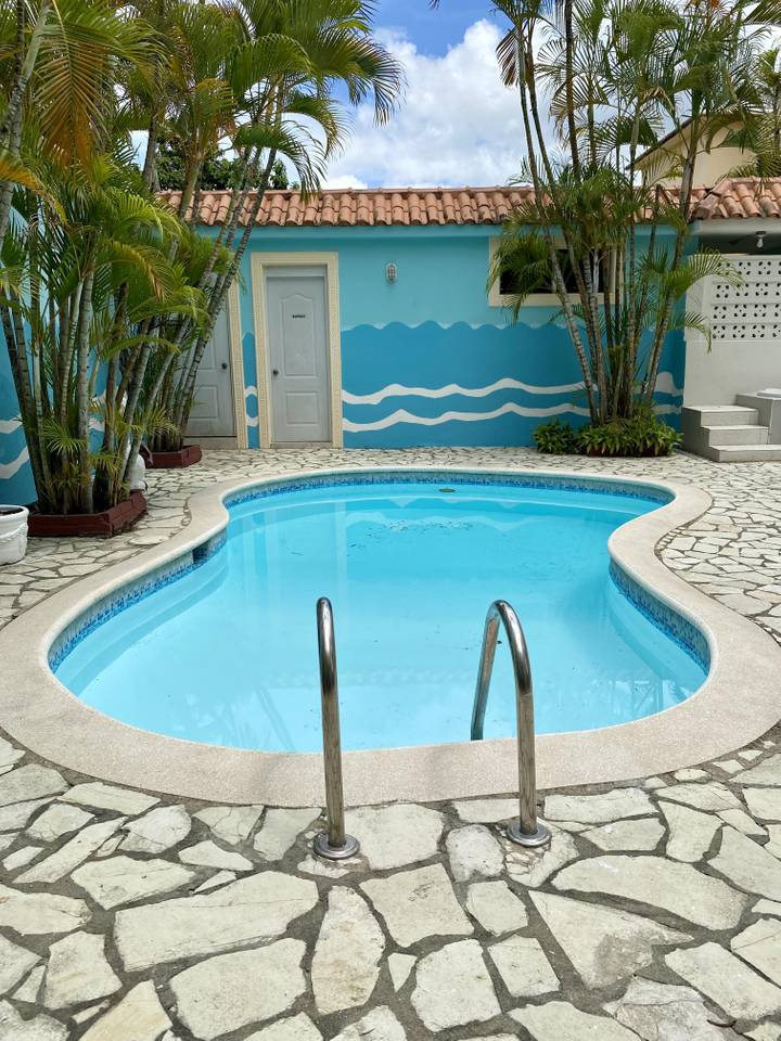 Venta de Casa con 4 habitaciones con Gazebo, Piscina y Jacuzzi en Santo Domingo Este