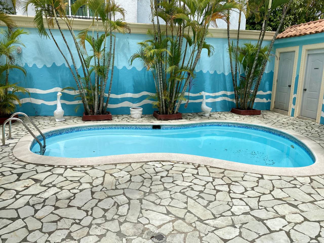 Venta de Casa con 4 habitaciones con Gazebo, Piscina y Jacuzzi en Santo Domingo Este