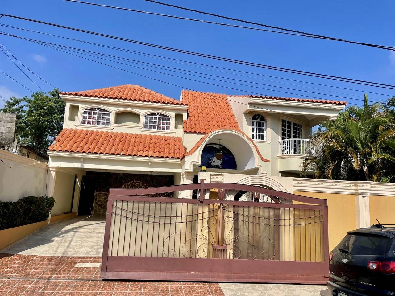 Venta de Casa con 4 habitaciones con Gazebo, Piscina y Jacuzzi en Santo Domingo Este