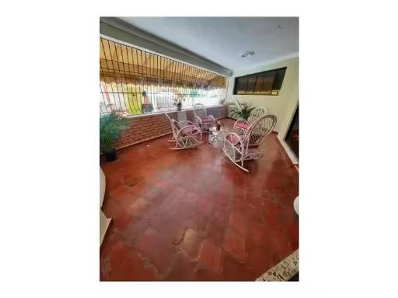 Ven y descubre esta Hermosa y Amplia Casa de 2 niveles en Vista Hermosa