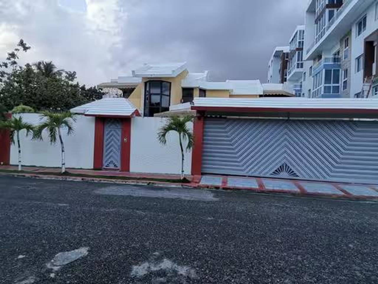 Ven y descubre esta Hermosa y Amplia Casa de 2 niveles en Vista Hermosa