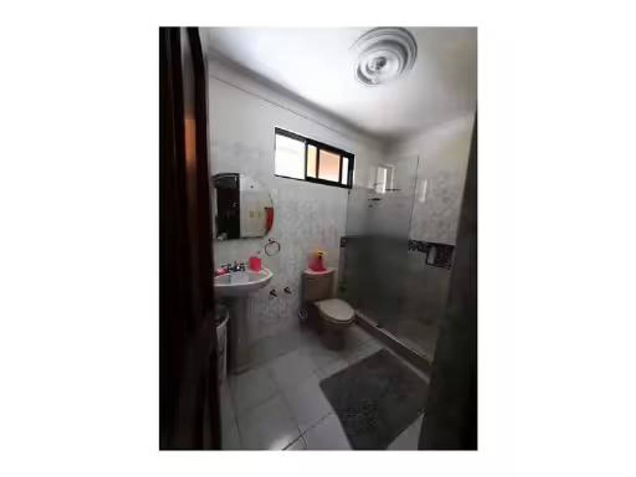 Ven y descubre esta Hermosa y Amplia Casa de 2 niveles en Vista Hermosa