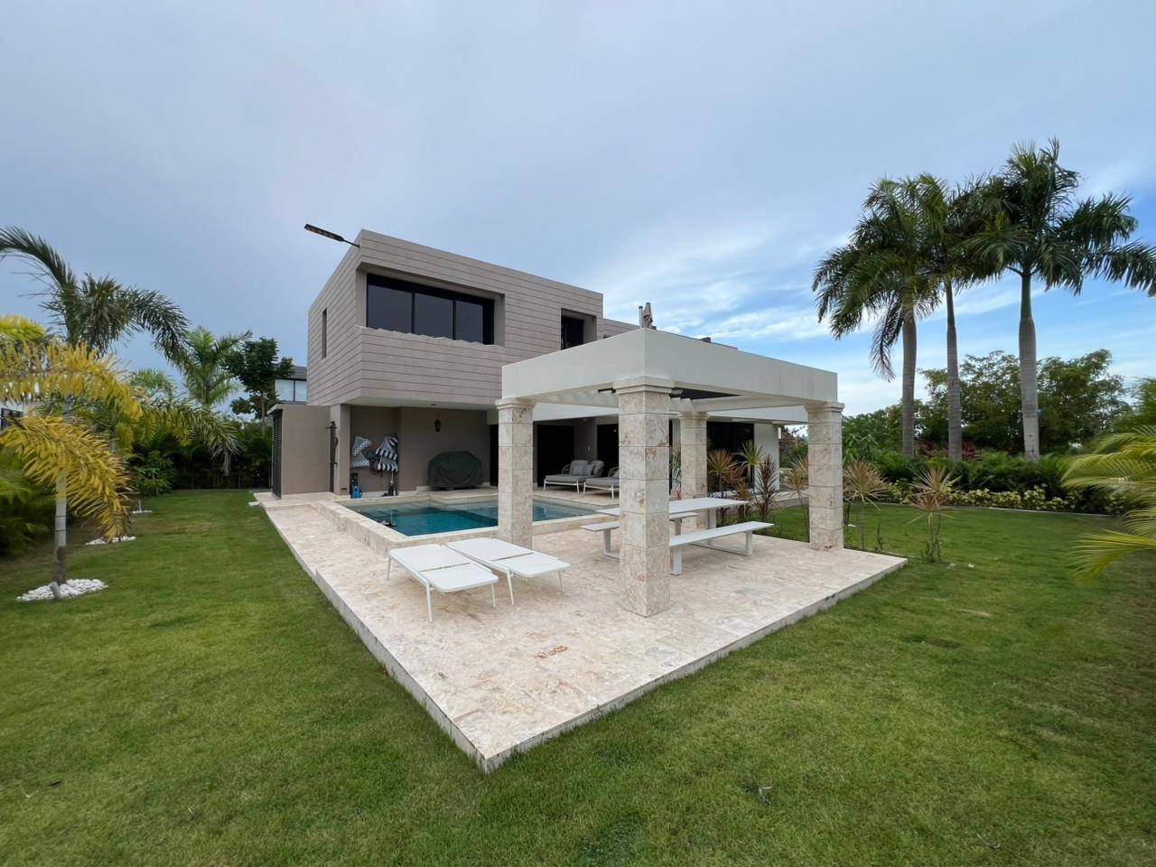 Villa de lujo con playa privada y energía solar en venta, Vista Cana