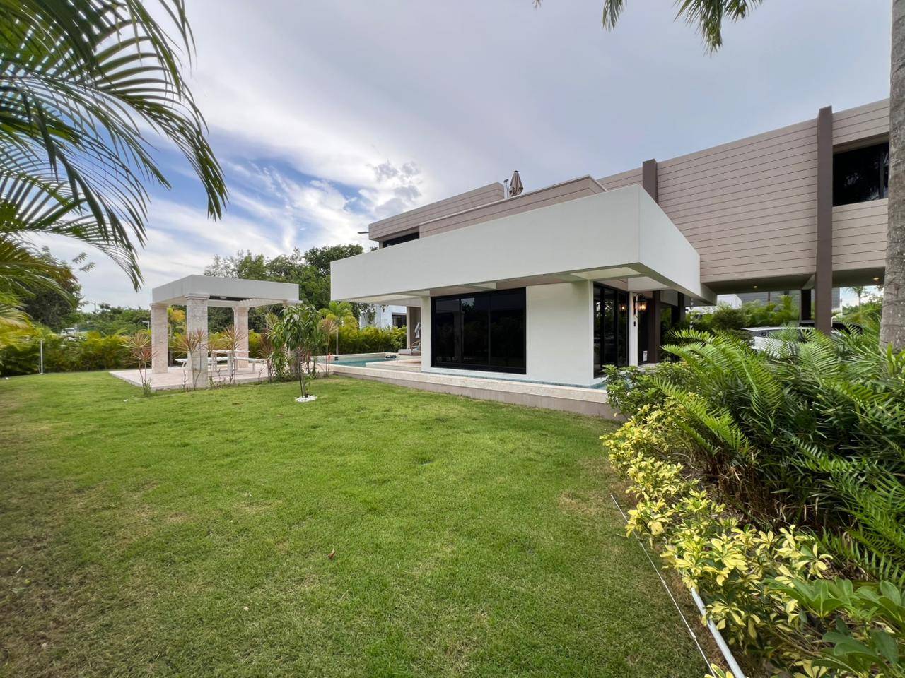 Villa de lujo con playa privada y energía solar en venta, Vista Cana