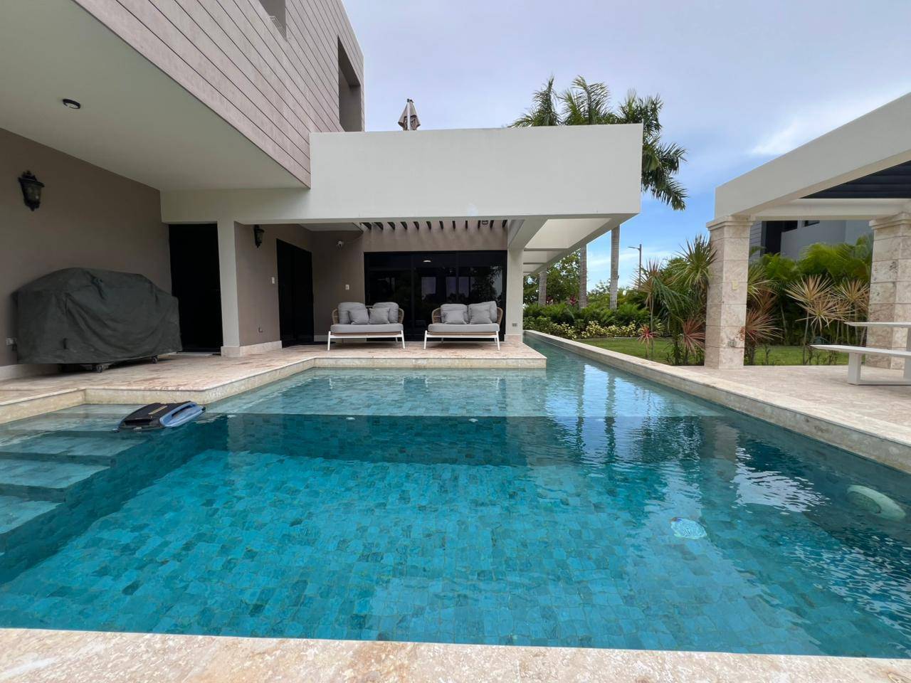 Villa de lujo con playa privada y energía solar en venta, Vista Cana