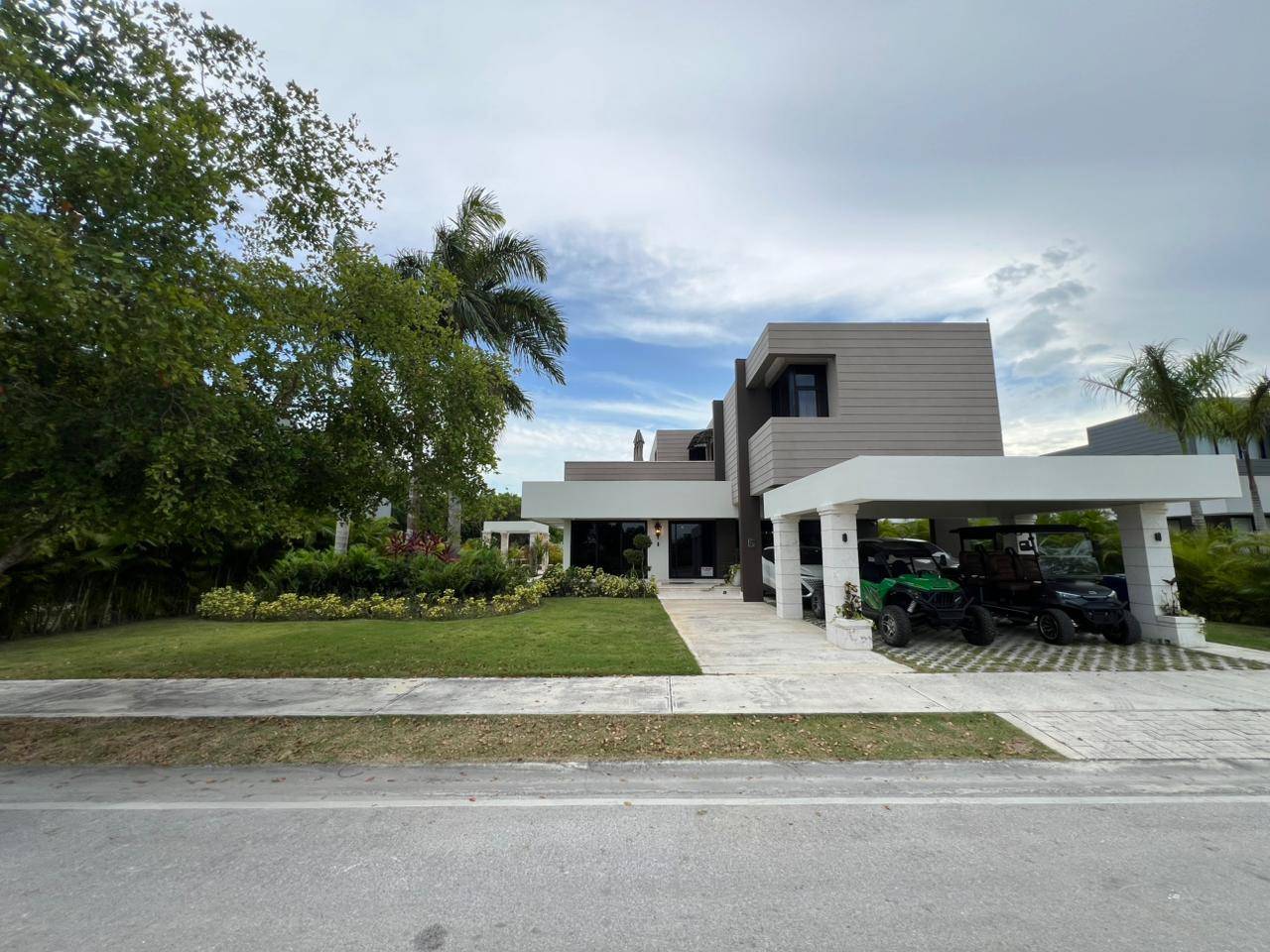 Villa de lujo con playa privada y energía solar en venta, Vista Cana