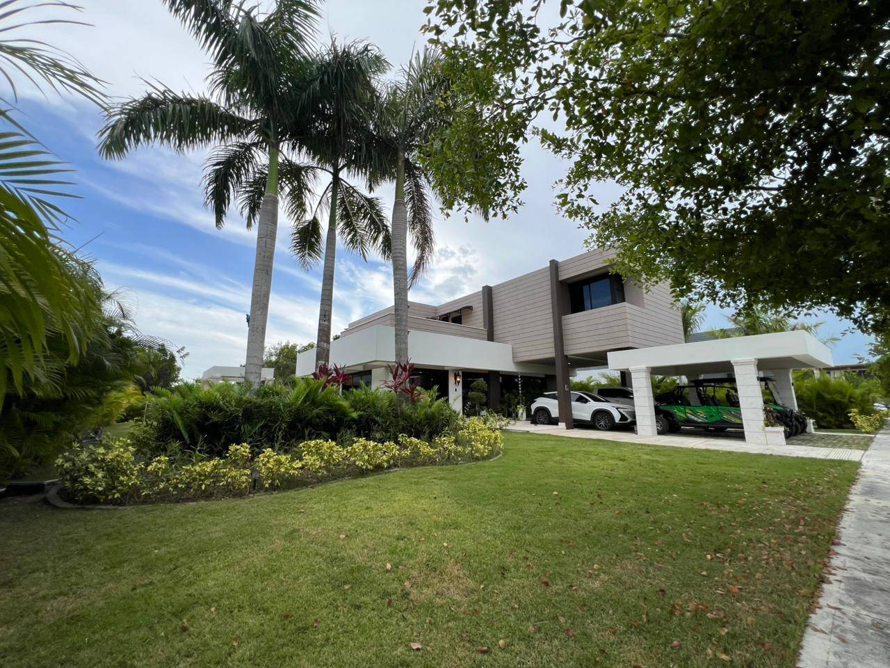 Villa de lujo con playa privada y energía solar en venta, Vista Cana