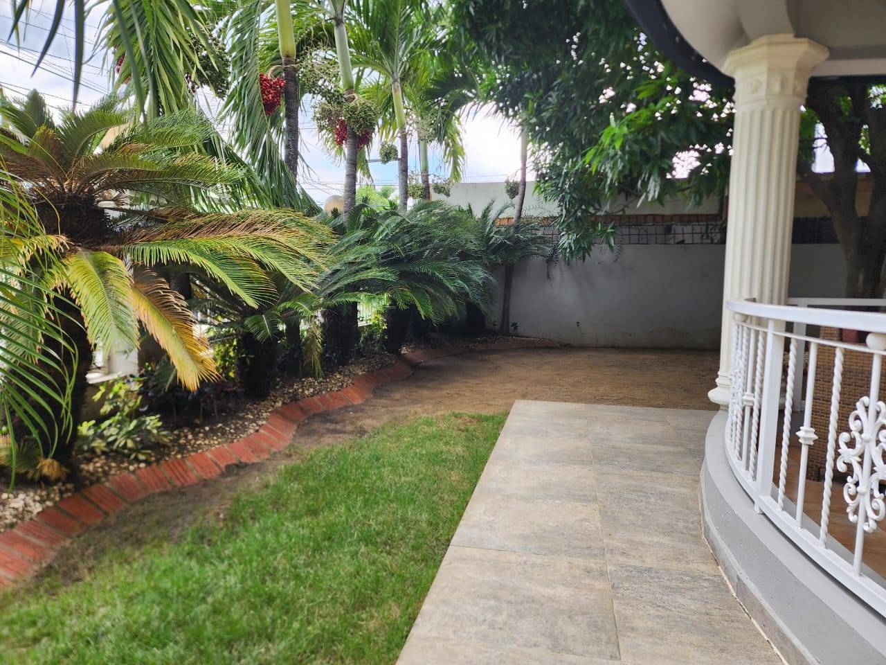 Casa de dos niveles de venta en Jardines del Norte, en Santiago