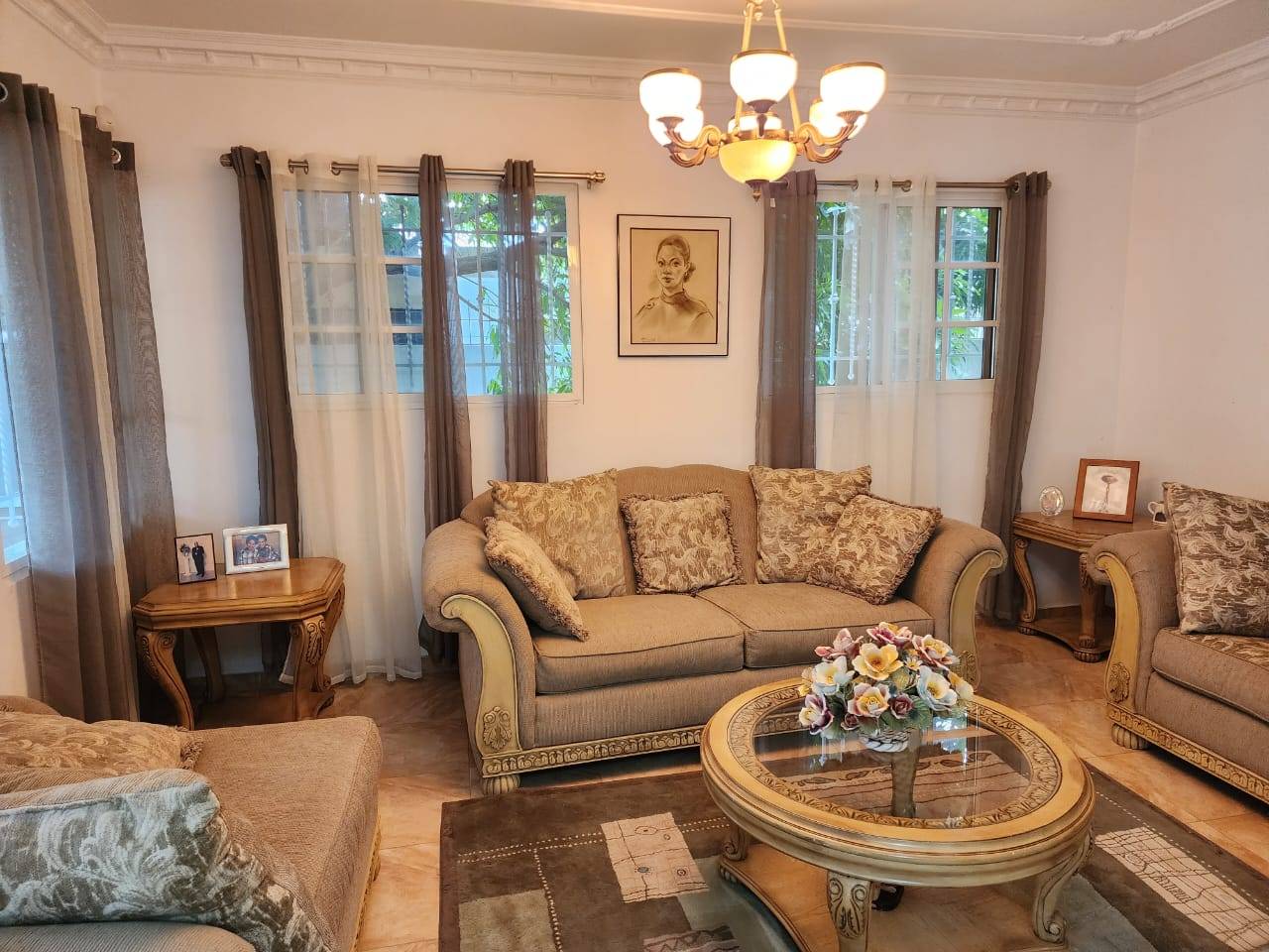 Casa de dos niveles de venta en Jardines del Norte, en Santiago