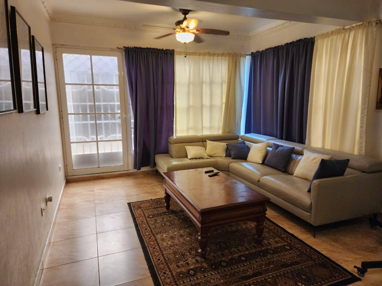 Casa de dos niveles de venta en Jardines del Norte, en Santiago