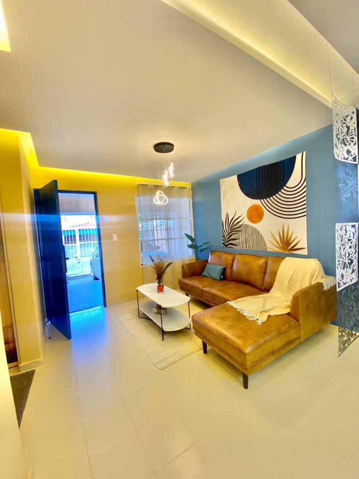 Casa en venta de 1 nivel con 3 habitaciones, renovada y amueblada en Ciudad Real I