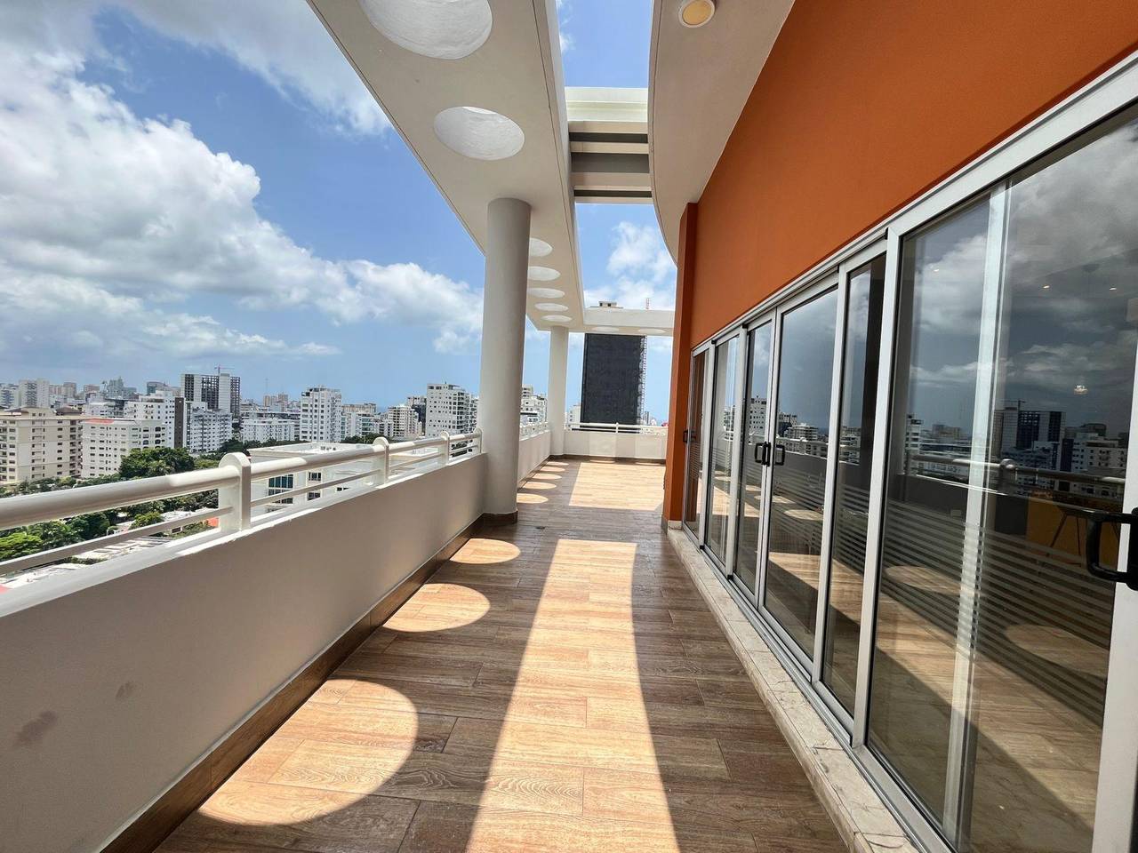 Vendo en Piantini Moderno apartamento torre moderna.