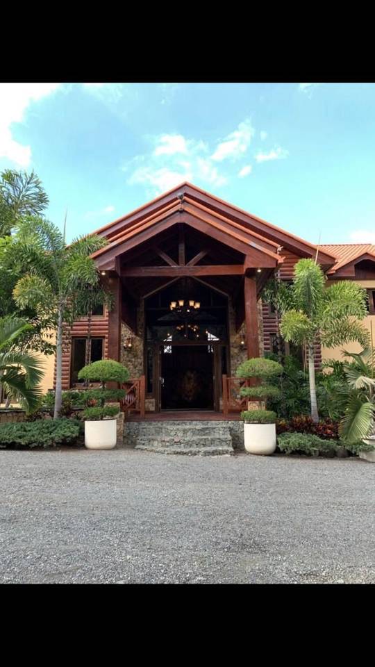 Villa de venta en Jarabacoa con piscina y acceso al rio