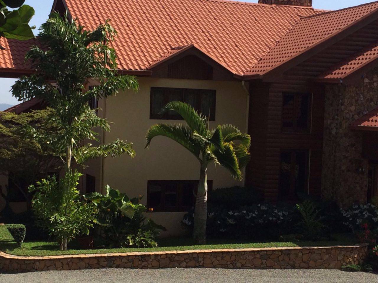Villa de venta en Jarabacoa con piscina y acceso al rio