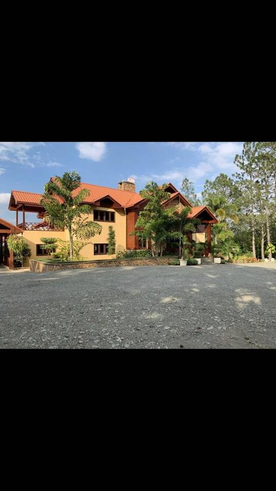 Villa de venta en Jarabacoa con piscina y acceso al rio