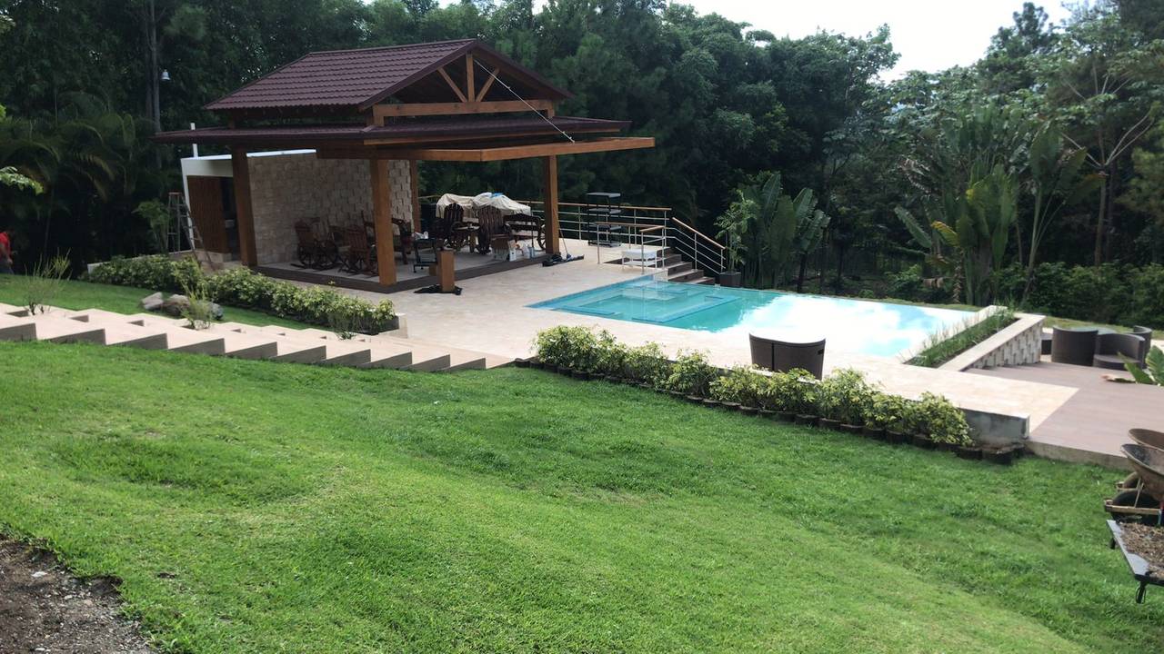 Villa de venta en Jarabacoa con piscina y acceso al rio