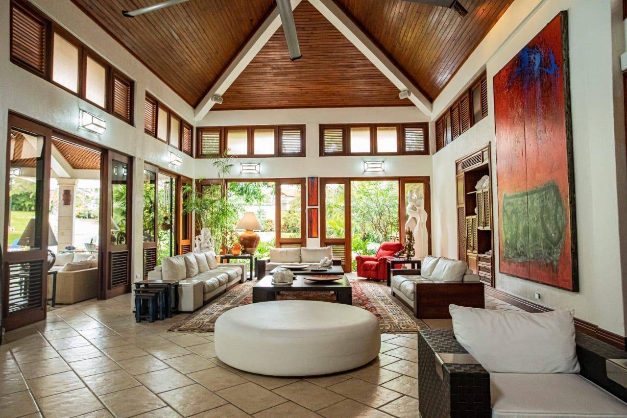 Casa de lujo en Casa de Campo – 15 habitaciones, piscina, jacuzzi y amplias áreas sociales