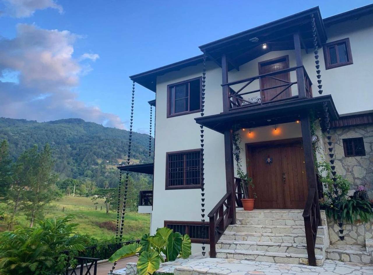 Villa de Lujo en Jarabacoa con Piscina Climatizada y 6,229 m² de Terreno 🌿🏡