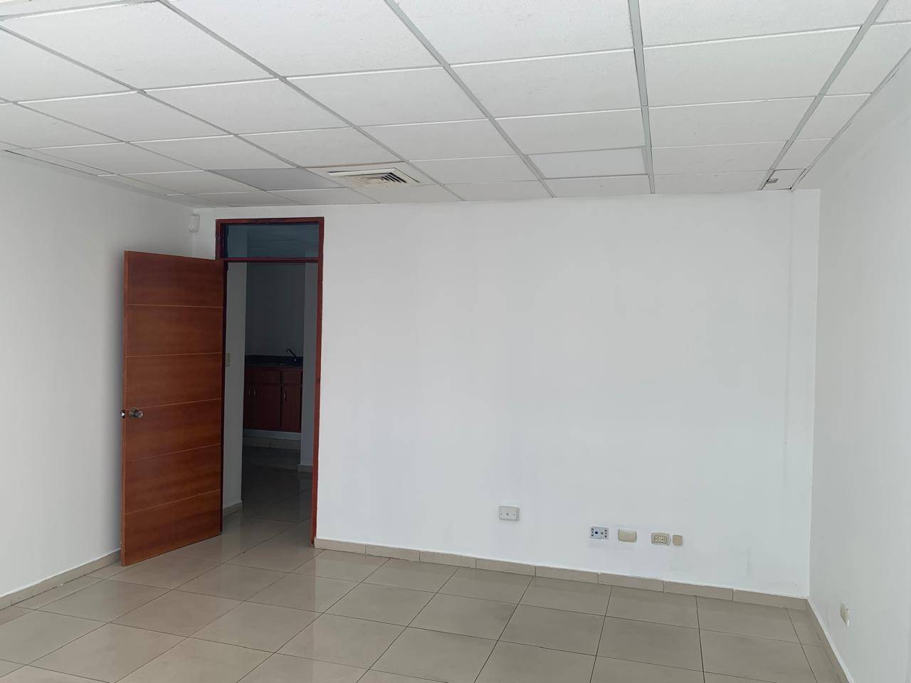 LOCAL COMERCIAL EN ALQUILER, EN PIANTINI EN SEGUNDO NIVEL.