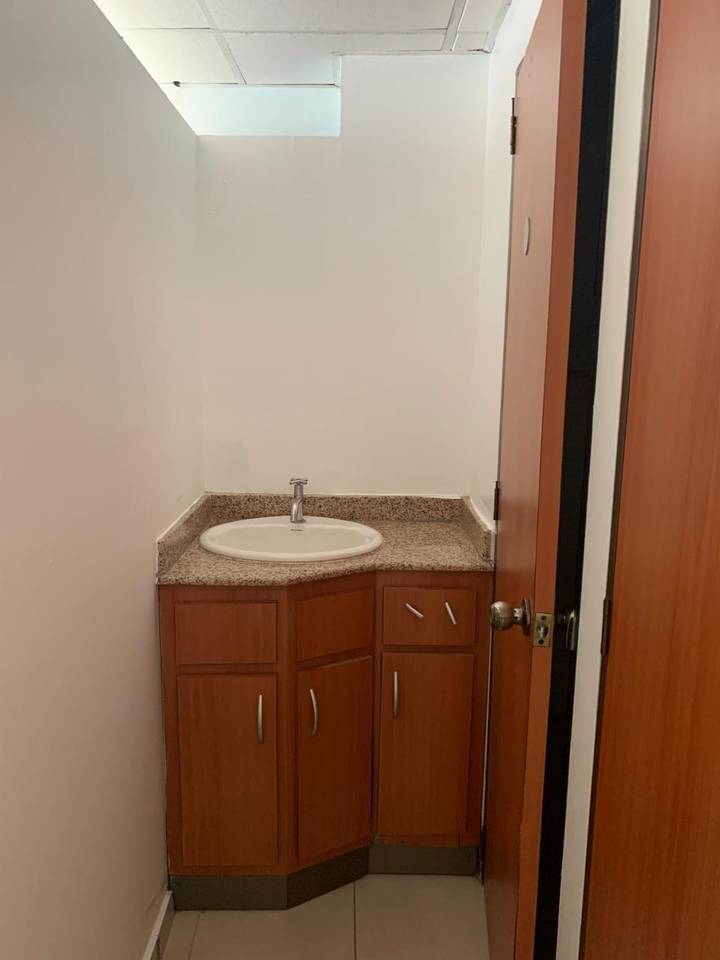 LOCAL COMERCIAL EN ALQUILER, EN PIANTINI EN SEGUNDO NIVEL.