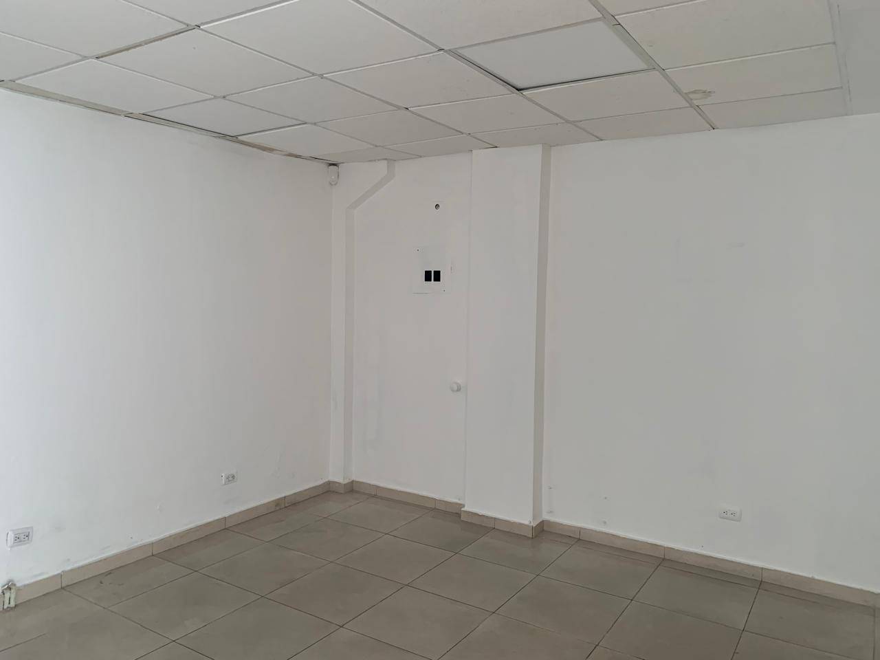 LOCAL COMERCIAL EN ALQUILER, EN PIANTINI EN SEGUNDO NIVEL.