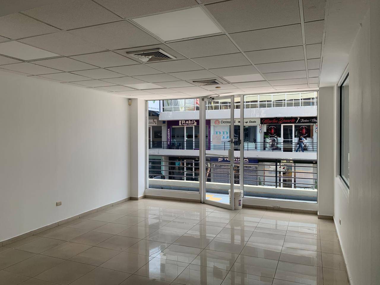 LOCAL COMERCIAL EN ALQUILER, EN PIANTINI EN SEGUNDO NIVEL.