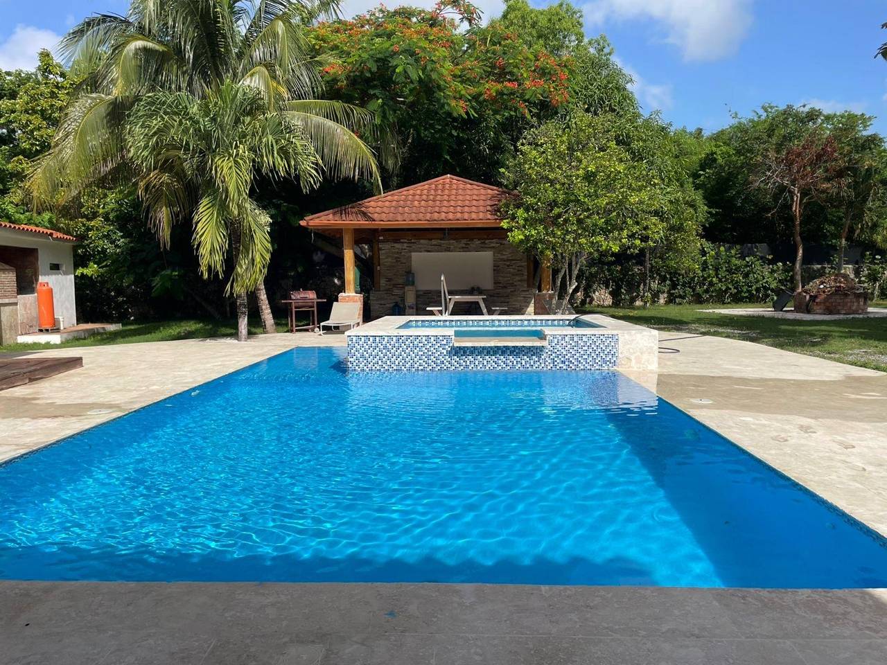 Villa de lujo en Guavaberry con piscina, jacuzzi y áreas deportivas – 3,200 m² de terreno