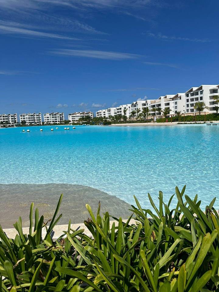 Exclusivo Apartamento Tipo Resort en Punta Cana con Amenidades de LujoExclusivo apartamento tipo resort con amenidades de primera, seguridad 24/7 y ubicación estratégica a minutos de las playas más hermosas del Caribe.