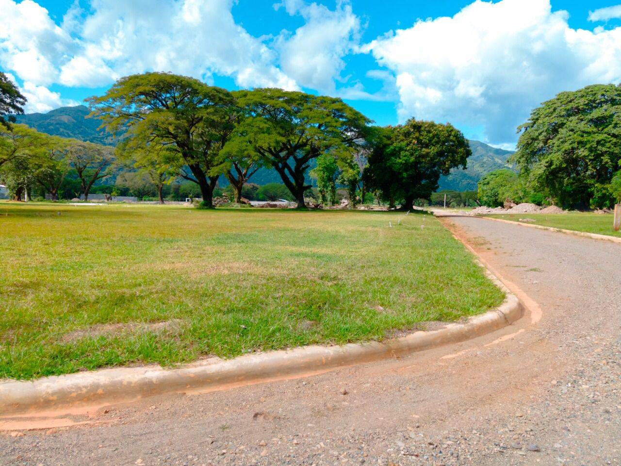 Solar residencial en el proyecto Estancia del Saman, Bonao.