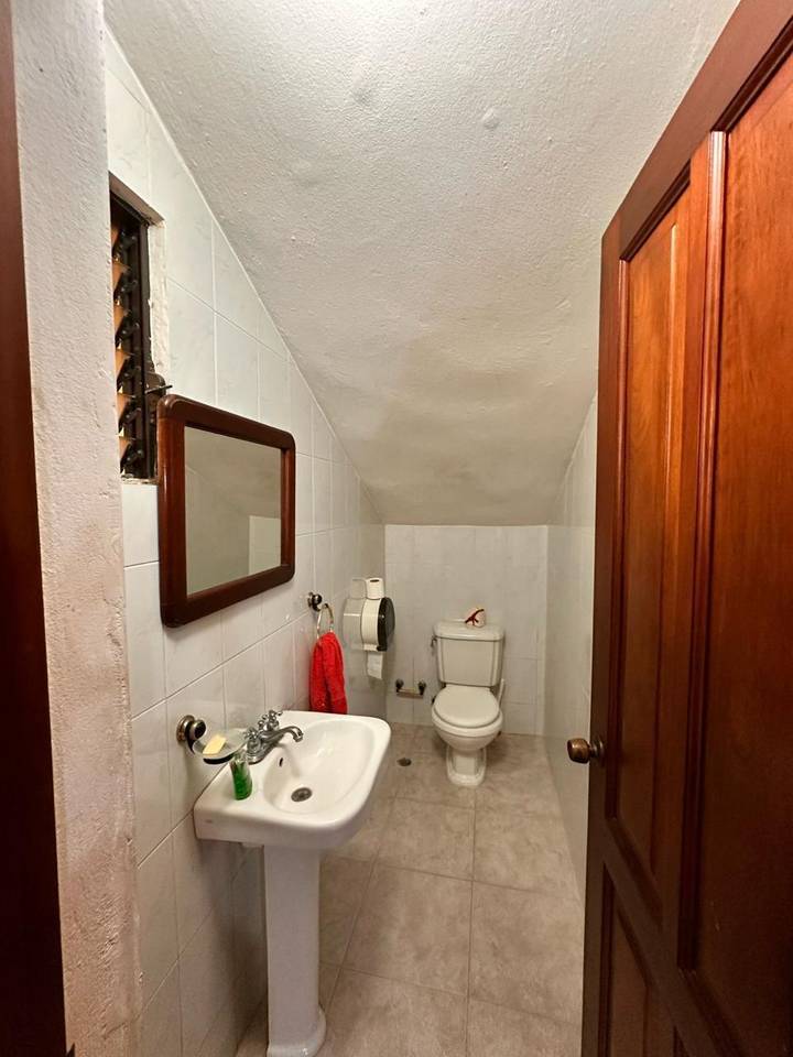 Casa de 2 Niveles en Residencial Cerrado con Seguridad